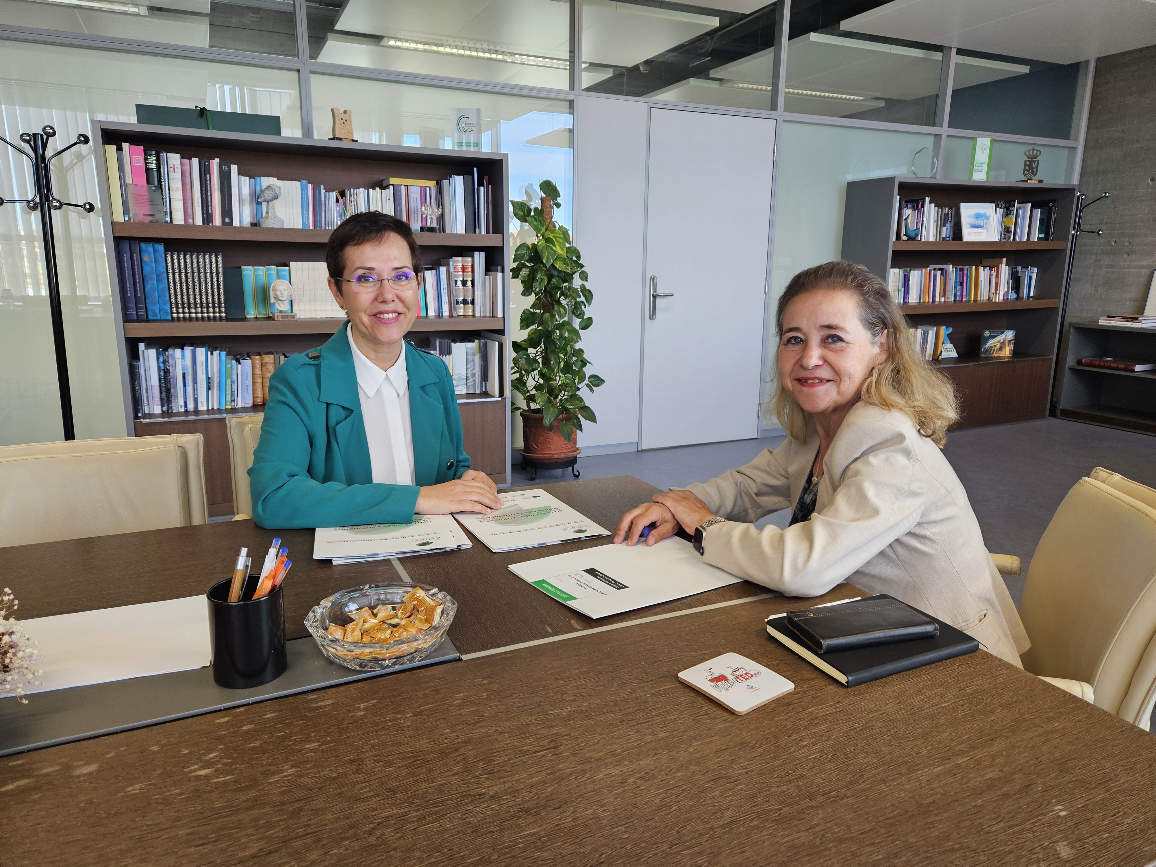 Dª Mercedes Vaquera, Consejera de Educación, Ciencia y Formación Profesional y Dª Mª José Solana, Directora General de Extraval mantienen una reunión con el objetivo de impulsar la colaboración entre la Consejería y la Sociedad de Garantía Recíproca
